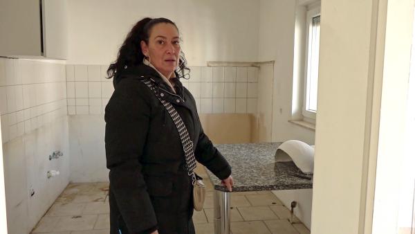 Bild 1 von 2: Ela geht ein letztes Mal durch ihre Wohnung im grünen Block, in der sie 26 Jahre lang gelebt hat. Heute verlässt die Mannheimerin nicht nur endgültig ihre alte Bleibe, sondern auch die Benz-Baracken, in denen sie geboren wurde und aufgewachsen ist.