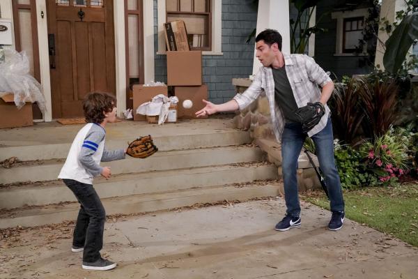 Bild 1 von 18: Grover Johnson (Hank Greenspan, l.); Dave Johnson (Max Greenfield, r.)