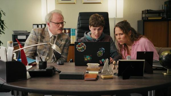 Bild 1 von 14: (v.l.n.r.) Ludger Holtmann (Mirco Reseg); Leonard Fischer (Michel Ben Seidel); Susi Wagner (Franziska van der Heide)