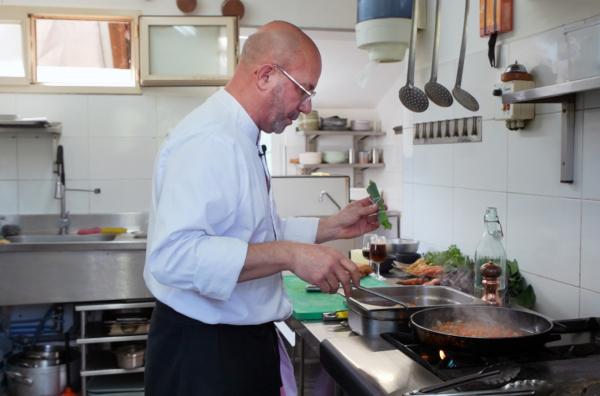 Bild 1 von 1: Der Chefkoch Mickael Bineau bereitet Cul de Veau, geschmorte Kalbshüfte, nach einem Familienrezept zu.