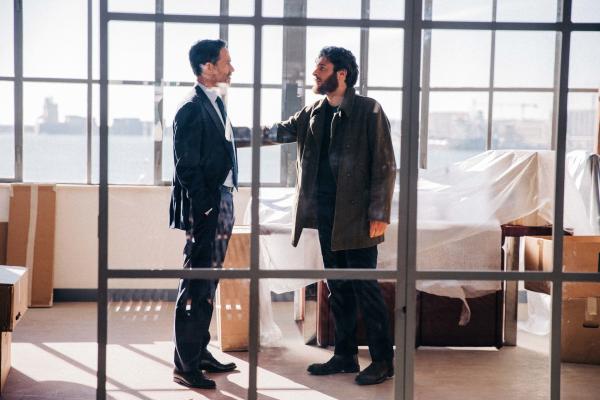 Bild 1 von 3: Stefano (Fausto  Maria Sciarappa, l.) und Luca (Lino Guanciale, r.) treffen sich in der Werft.