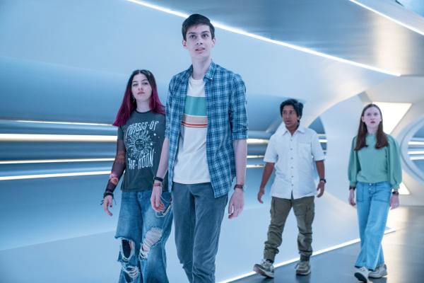 Bild 1 von 5: Louis (Oliver Cunliffe, v.r.) und Kaz (Maiya Silveston, v.l.) zeigen Glen (Krish Misra h.l.) und Meg (Katy Byrne h.r. ) das Raumschiff, das sie am Tag zuvor entdeckt haben. Durch eine Luke im Waldboden des Silverpoint-Camps haben sie hineingefunden.