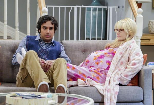 Bild 1 von 15: Als das errechnete Geburtsdatum erreicht ist, warten Raj (Kunal Nayyar, l.) und Bernadette (Melissa Rauch, r.) auf die einsetzenden Wehen, doch der Junge scheint einfach nicht kommen zu wollen ...