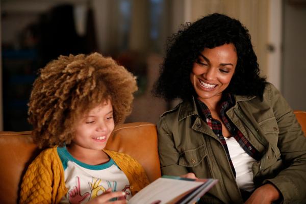 Bild 1 von 2: Nyla Harper (Mekia Cox, r.) bleibt über Nacht bei ihrer Tochter Lila (Carsyn Rose, l.), weil diese seit einiger Zeit Albträume hat.