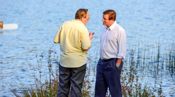 Bild 1 von 27: Im Bild: Gespräch am Wolfgangsee: Kohl (Sascha Nathan, li.) weist Herrhausen (Oliver Masucci, re.) seinen Platz zu.