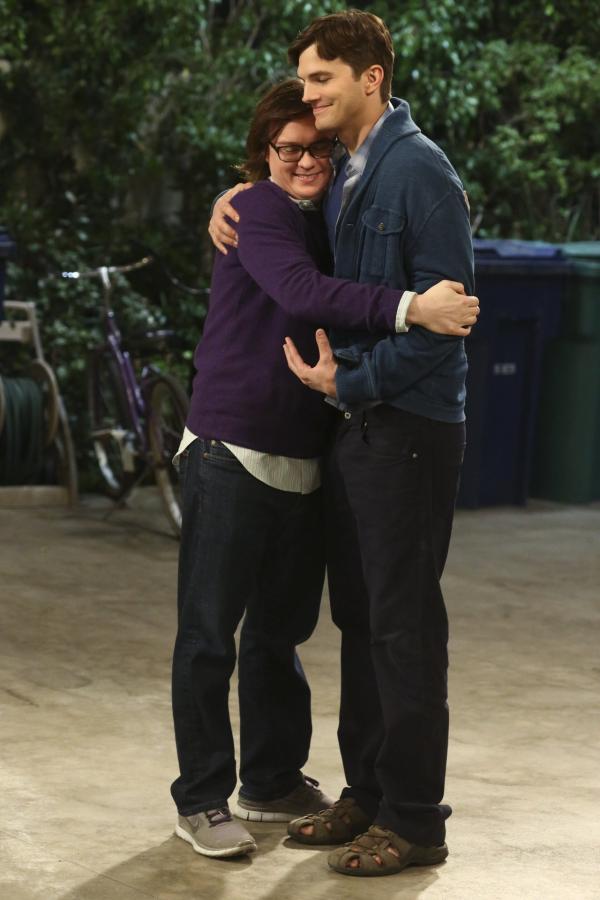 Bild 1 von 27: Computerfreak Barry (Clark Duke, l.) scheint etwas dagegen zu haben, dass sich Walden (Ashton Kutcher, r.) mit seiner ehemaligen Chefin treffen möchte ...