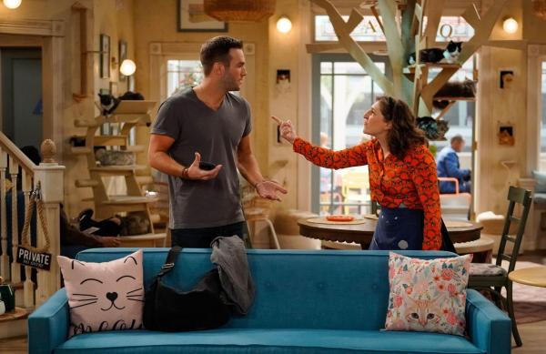 Bild 1 von 12: Max (Cheyenne Jackson, l.); Kat (Mayim Bialik, r.)