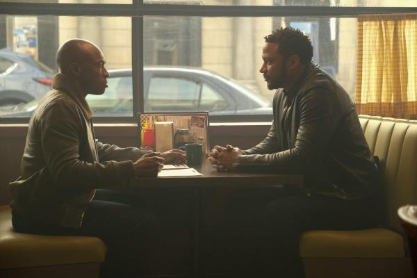 Bild 1 von 5: John Henry Irons (Wolé Parks, l.); John Diggle (David Ramsey, r.)