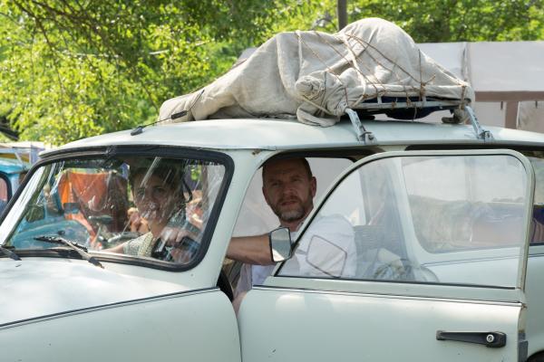 Bild 1 von 12: Kirsten (Anja Kling, l.) und Karl (Götz Schubert, r.) sind auf dem Campingplatz am Plattensee in Ungarn angekommen, um ihre dort urlaubenden Töchter zu überraschen.