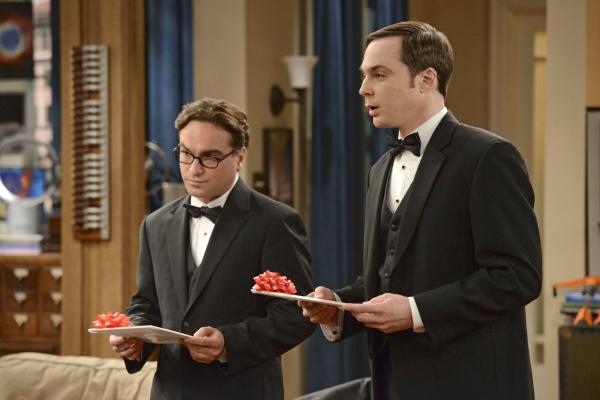 Bild 1 von 28: Stehen Bernadette und Howard am schönsten Tag in ihrem Leben zur Seite: Leonard (Johnny Galecki, l.) und Sheldon (Jim Parsons, r.) ...