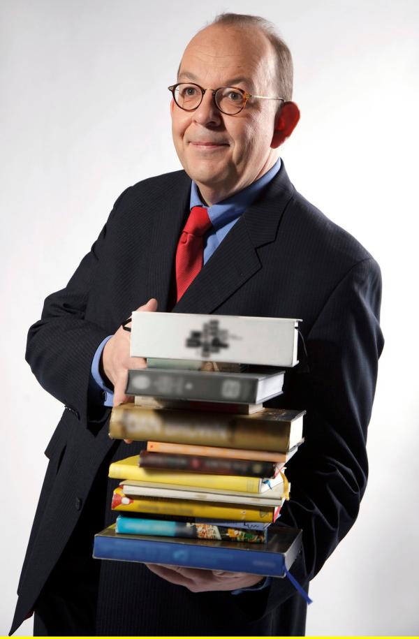 Bild 1 von 4: Einmal im Monat berichtet der Literaturkritiker Denis Scheck in seiner 30-minütigen Büchersendung über Neuerscheinungen und Bestsellerlisten, stellt Autoren vor und gibt den Zuschauern eine Orientierung im unübersichtlichen Büchermarkt. Und in jeder Sendung exklusiv: Denis Schecks messerscharfer Kommentar zur aktuellen \