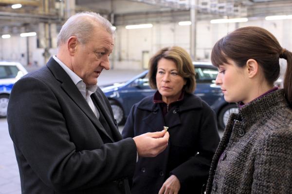 Bild 1 von 7: Wilsberg (Leonard Lansink, l.) findet einen Siegelring und glaubt, es handele sich dabei um ein Beweisstück in einem Entführungsfall. Kommissarin Anna Springer (Rita Russek, M.) und Alex (Ina Paule Klink, r.) sind skeptisch.
