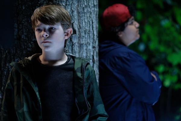 Bild 1 von 9: Peter (Oakes Fegley, l.); Billy (Juliocesar Chavez, r.)