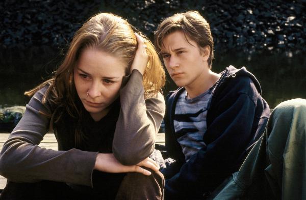 Bild 1 von 1: Kater (Jasmin Schwiers) und Eyck (Adrian Topol) haben sich vor der Polizei auf einem Hausboot versteckt.