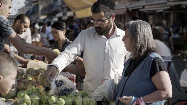Bild 1 von 1: Orthodoxe Juden auf dem Mahane-Yehuda-Markt in Jerusalem.