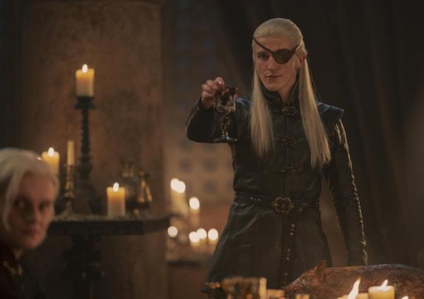 Bild 1 von 8: Prinz Aemond Targaryen (Ewan Mitchell)