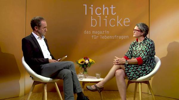 Bild 1 von 4: Moderator Dr. Daniel Meier im Gespraech mit Ulrike Bruinings