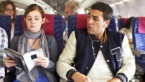 Bild 1 von 3: Lena (Josefine Preuß) trifft im Flugzeug auf Cem Öztürk (Elyas M'Barek)..