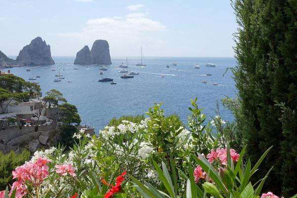 Bild 1 von 15: Im Bild: Capri mit den Kalksteinnadeln (Faraglioni) - sie sind neben der Blauen Grotte die Wahrzeichen der Insel im Golf von Neapel.
