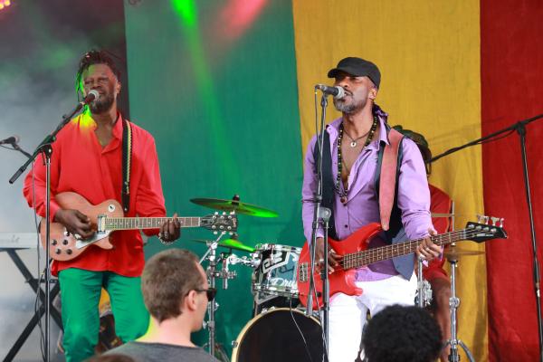 Bild 1 von 4: Billy Springer (Levi Roots, l.) und Leon Laroche (Clint Dyer, r.) geben ihr letztes Konzert.