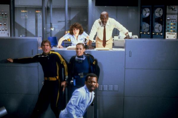 Bild 1 von 9: Die 10 Meter lange Hai Mutter des bereits im Vergnügungspark gestorbenen Hai Jungtiers rächt sich an den Angestellten Mike Brody (Dennis Quaid, M.l.) und Kathryn Morgan (Bess Armstrong, M.r.)