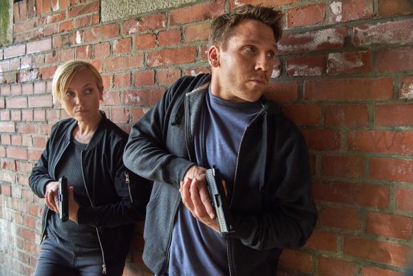 Bild 1 von 15: Isabell Mosbach alias Karla Parker (Nadja Uhl, l.) und ihr Kollege Sellinger (Hanno Koffler, r.) im Einsatz.