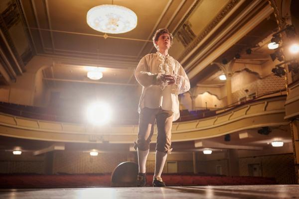 Bild 1 von 7: Viktor (Fridolin Sommerfeld) will alles in der Vorrunde des Theaterwettbewerbs geben.