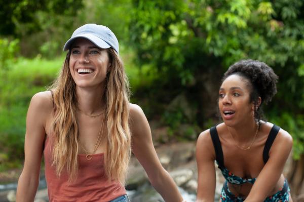 Bild 1 von 15: Sara (Allison Williams, l.) freut sich, ihre Freundin Pascale (Pearl Mackie, r.) wiederzusehen.
