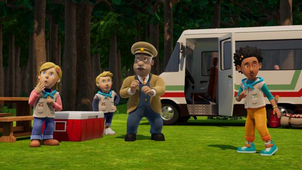 Bild 1 von 3: Trevor und die Pfadfinder machen einen Ausflug in den Wald und ahnen nichts von Samtpfötchens List.