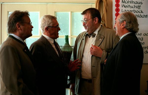 Bild 1 von 4: Im Bild (v.li.): Fritz von Friedl (Herr Kollmann), Louis Strasser (Obersenatsrat Schanagel), Götz Kauffmann (Rudi Gneisser), Peter Uray (Bezirksvorsteher).