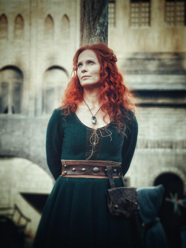 Bild 1 von 5: Die Hexe (Valerie Niehaus) soll auf dem Scheiterhaufen verbrannt werden. Allerdings muss vorher noch geklärt werden, ob das denn überhaupt politisch korrekt ist!