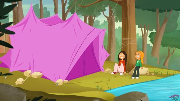 Bild 1 von 3: Endlich steht das Zelt wieder! Marine und Wendy sind geschafft.