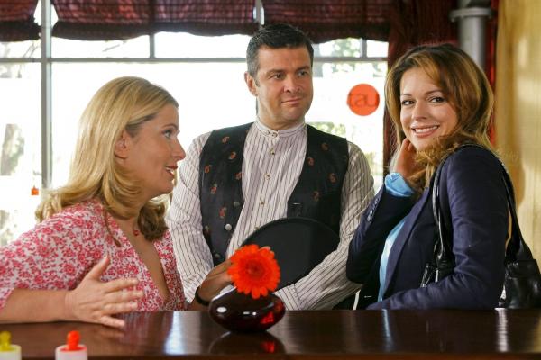 Bild 1 von 2: Times Square-Wirt Jo (Christian K. Schaeffer, m.) sowie Marie (Karin Thaler, l.) stellen überrascht fest, dass bei PR-Agentin Cosima von Windacker (Suzan Anbeh, r.) demnächst die Hochzeitsglocken läuten. Honorarfrei - nur für diese Sendung bei Nennung ZDF und Christian A. Rieger - klick