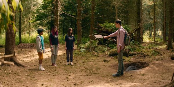 Bild 1 von 5: V.l.: Glen (Krish Misra), Kaz (Maiya Silveston) und Meg (Katy Byrne) haben sich wieder mit Louis (Oliver Cunliffe, r.) vertragen. Zusammen wollen sie den Stein weiter ausgraben und erkunden.