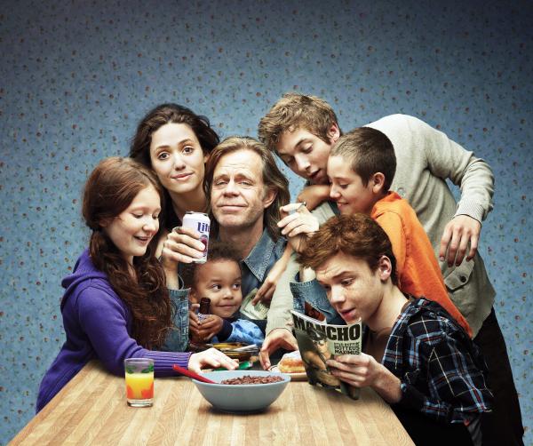 Bild 1 von 2: (v.li.): Emma Kenney (Debbie Gallagher), Emmy Rossum (Fiona Gallagher), Blake/Brennan Johnson (Liam Gallagher), William H. Macy (Frank Gallagher), Jeremy Allen White (Philip/Lip Gallagher), Cameron Monaghan (Ian Gallagher), Ethan Cutkosky (Carl Gallagher)