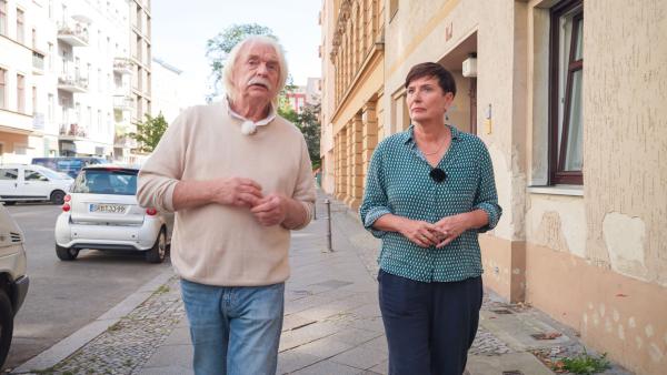 Bild 1 von 5: Journalistin Katja Füchsel zeigt Profiler Axel Petermann die Strecke, auf der Georgine spurlos verschwunden ist.