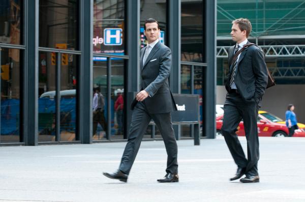 Bild 1 von 2: Mike (Patrick J. Adams, r.) steht vor seinem ersten Pro-Bono-Fall - doch der Prozess stellt ihn vor neue Herausforderungen. Auf Harveys (Gabriel Macht, l.) Rat hin denkt er größer und beginnt, nach weiteren Geschädigten zu suchen.