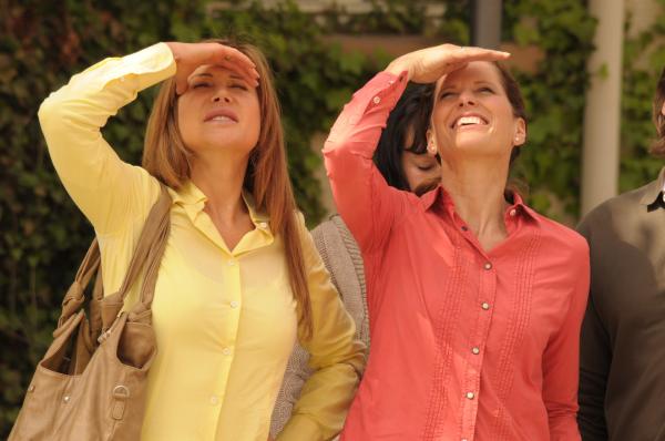 Bild 1 von 8: Trixi und Annalena fragen sich, wie es Nina geschafft hat, den Maibaum zu pimpen. Von links: Trixi Preissinger (Doreen Dietel) und Annalena Brunner (Heidrun Gärtner).