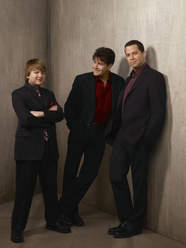 Bild 1 von 3: (5. Staffel) - Harte Männer: Charlie (Charlie Sheen, M.), Alan (Jon Cryer, r.) und Jake (August T. Jones, l.) ...
