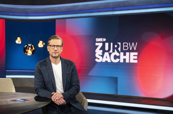 Bild 1 von 3: Das Politikmagazin fürs Land, donnerstags um 20.15 Uhr im SWR Fernsehen (BW).  Moderator Florian Weber