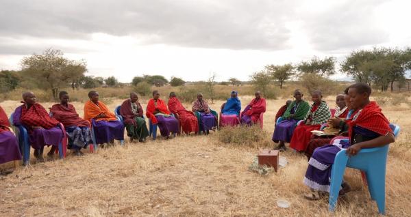 Bild 1 von 23: Vor seiner Küste liegen tropische Inseln, Tansania selbst ist für seinen Naturreichtum bekannt. Und doch sind viele Menschen von extremer Armut betroffen. Besonders prekär ist die Lage von Frauen innerhalb der Massai. Die Frauenräte der Massai wollen dem entgegenwirken und dazu beitragen auch Frauen zu mehr Selbstermächtigung zu verhelfen. Im Bild: Die Baraza-Mitglieder vermitteln zwischen Regierung, Familien, Männern und Frauen.