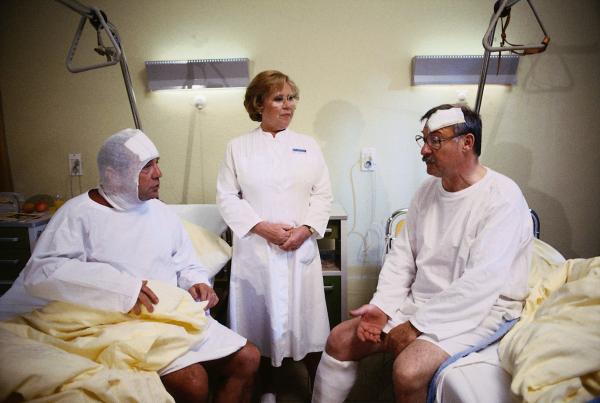 Bild 1 von 1: Oberschwester Hildegard (Eva Maria Bauer) muss wieder einmal aufkommenden Streit zwischen Kritz (Bruno Dallansky, l.) und Dr. Basler (Rolf Schimpf, r.) beilegen.