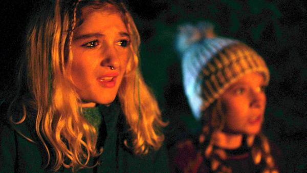 Bild 1 von 1: Kim und Jenny müssen zusehen, wie die Lage außer Kontrolle gerät. (von links nach rechts: Bianca Ghilardi-Hellsten, Anine Bonnevie Nagell-Høyer)