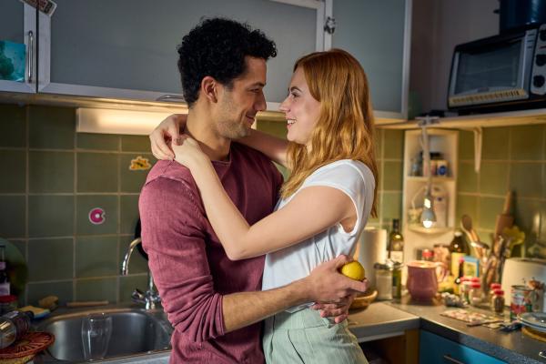 Bild 1 von 4: Yannik (Rojan Juan Barani, l.) und Caro (Meriel Hinsching, r.) sind glücklich, einander zu haben.
