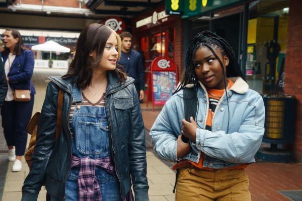 Bild 1 von 6: Regan (Tessa Lucille, l.) glaubt, dass Neve (Lauryn Ajufo, r.) für Jonny mehr empfindet, als nur Freundschaft.