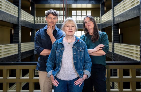 Bild 1 von 1: Kriminalfälle lebendig werden. Kriminalhistorikerin Regina Stürickow, die sich selbst durch tausende Akten in Archiven gegraben hat, schafft für jede Episode den historischen Kontext. - Hosts Janna Falkenstein und Florian Prokop mit Kriminalhistorikerin Regina Stürickow (Mitte)