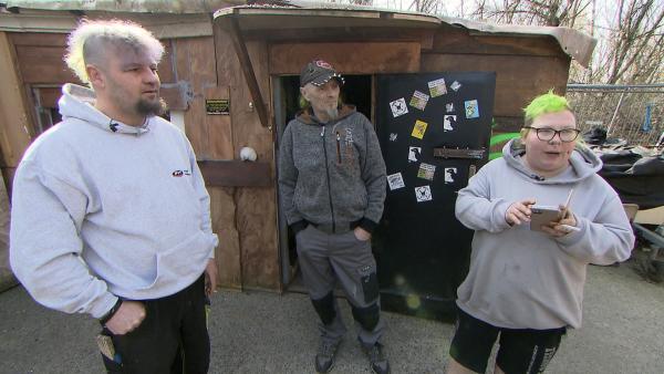 Bild 1 von 3: Lausi (re.) und Paddy (li.) planen ein großes Punkertreffen