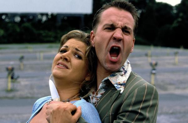 Bild 1 von 19: Zack (Michael Ehnert, r.) bedroht Nicole (Karin Böhme, l.) mit einem Messer.