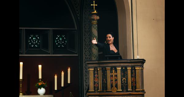Bild 1 von 6: Elif (Jasmin Shakeri) hält eine flammende Rede zu Ehren ihres verstorbenen Vertrauenslehrers.