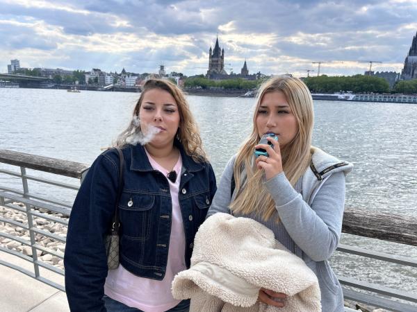Bild 1 von 13: Michelle (l.) und Kimberley (r.) sind 17-jährige Schülerinnen aus Köln und geben Vapes der Vorzug vor Zigaretten.
